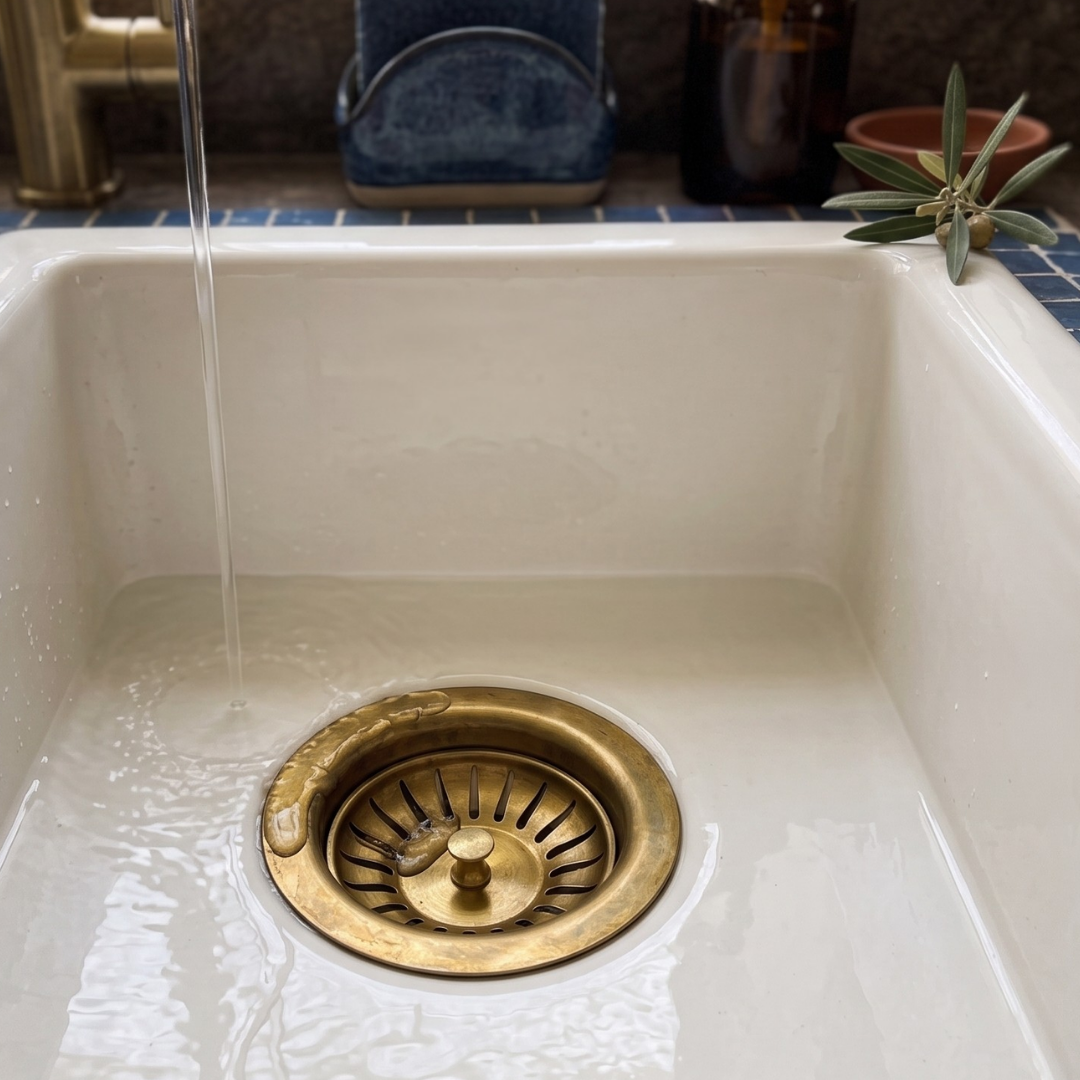 Removable drain basket close-up