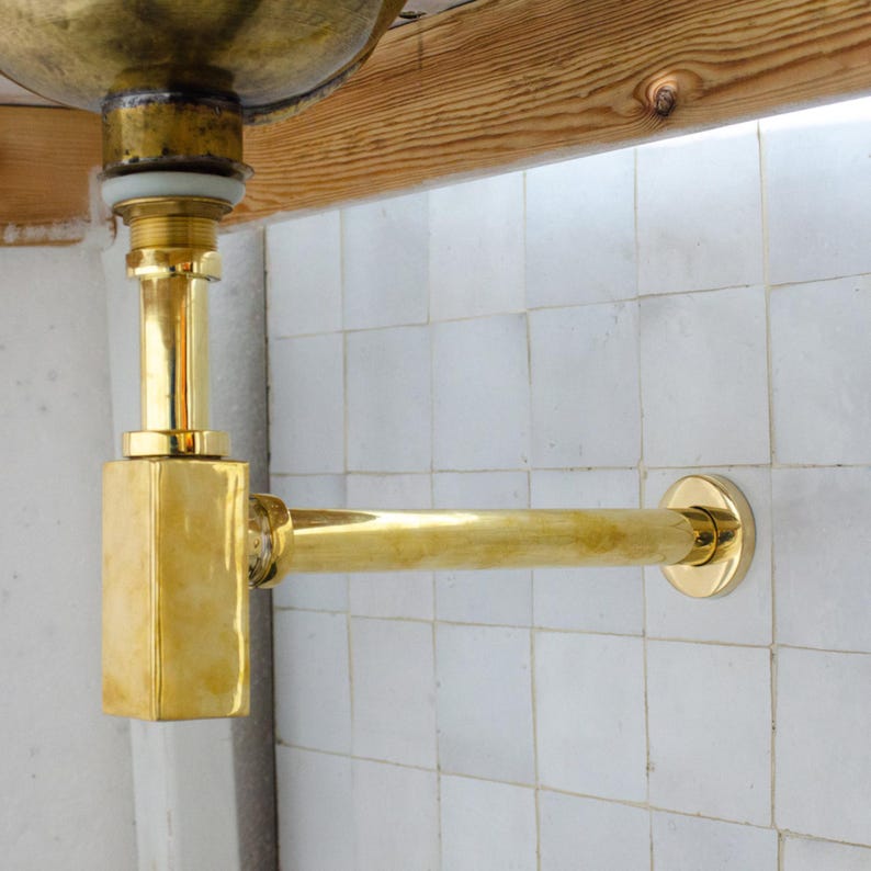 Hand-finished brass drainage assembly