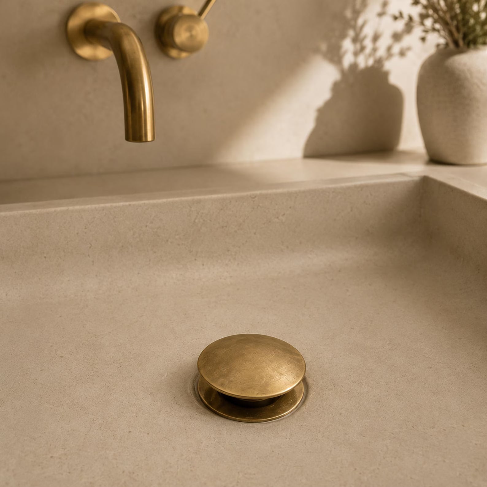 Brass drain with overflow